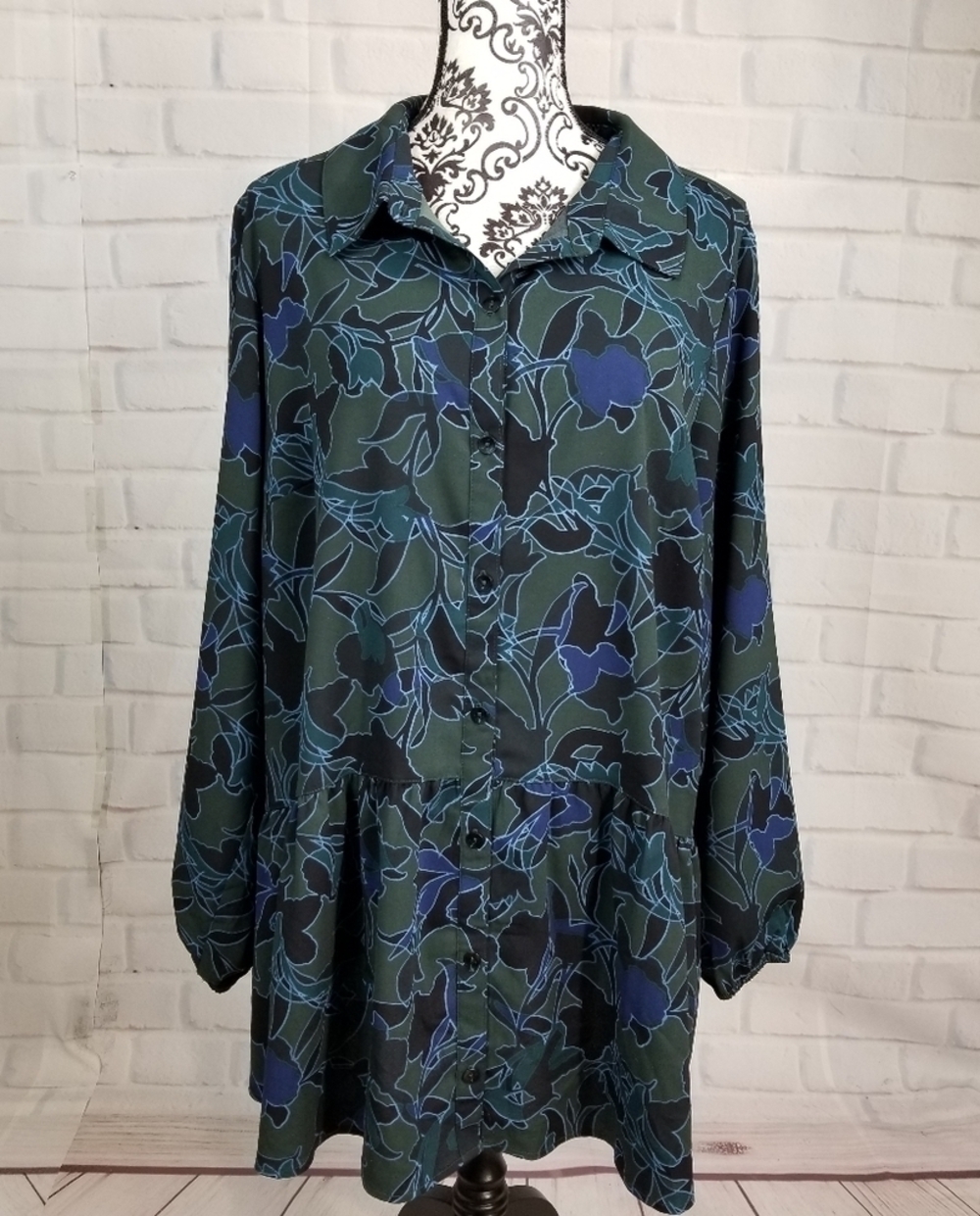 Logo sz 1x floral long sleeve button front shirt